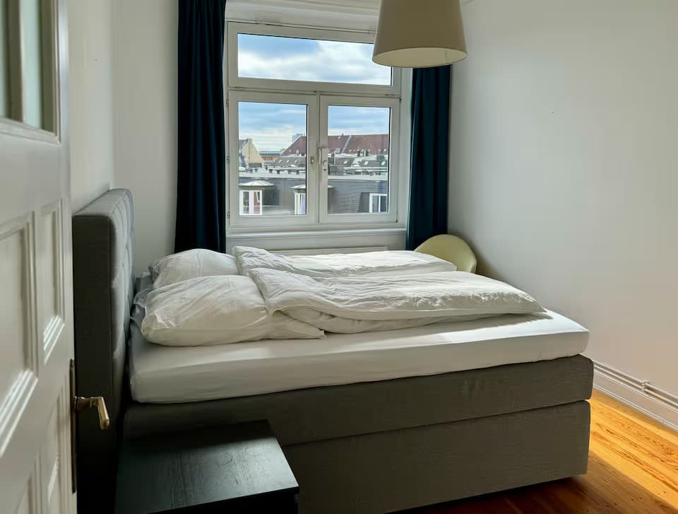 Schlafzimmer mit Blick aus dem Fenster