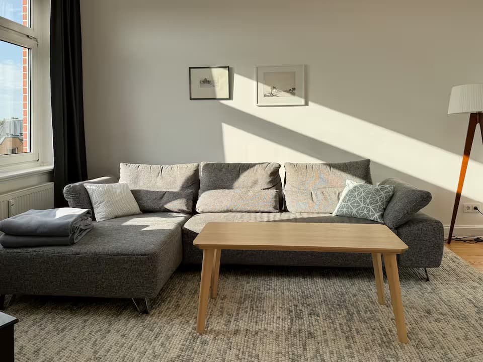 Gemütliches Wohnzimmer mit Ecksofa