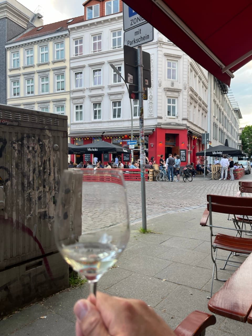 Belebte Straßenecke mit Cafés in Ottensen